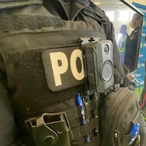 Une caméra corporelle sur l'uniforme d'un policier de Saskatoon.