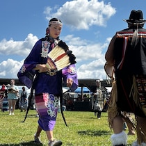 Des participants du pow-wow de Listuguj.