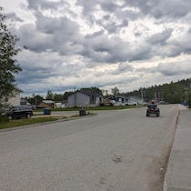 Une rue de la Première Nation de Long Point.