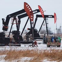 Des puits de pétrole dans le sud de la Saskatchewan, en février 2025.