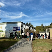 Des parents devant l'école Queen Elizabeth.