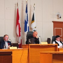 Le micro des journalistes au conseil municipal de Sept-Îles.