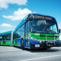 Présentation d'un autobus style accordéon qui va desservir le Grand Vancouver à partir de janvier 2020.