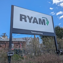 L'enseigne de Rayonier à l'entrée de la ville. 