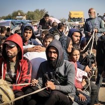 Des familles palestiniennes fuient la ville sur la route côtière menant à Rafah.