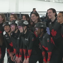De jeunes patineuses de vitesse sourient pour un photographe.