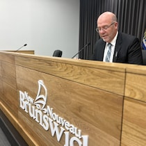 Une photo de René Legacy lors d'une conférence de presse à Fredericton.