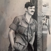 Photo en noir et blanc représentant un jeune soldat