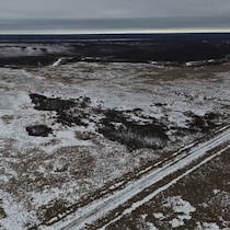 Vue aérienne d'un milieu humide en hiver.