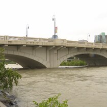Une rivière traversée par un pont, à Edmonton.