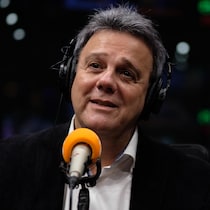 Un homme dans un studio de radio