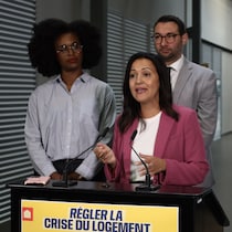 Ruba Ghazal parle derrière un lutrin. 