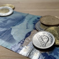 Le montant de 15,20 $ en monnaie. 