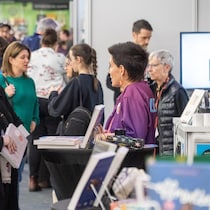 Une auteure parle avec un visiteur au Salon du livre.