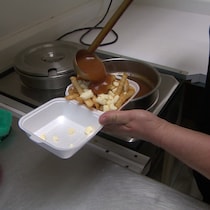 La fameuse sauce brune est un incontournable de la poutine du Dixie Lee.