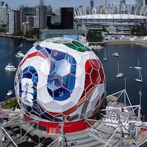 Le dôme de Science World est transformé en un ballon de soccer géant de la Coupe du monde.