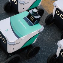 Des robots de livraison dans la rue.