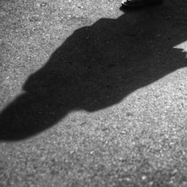 L'ombre de deux personnes.