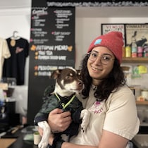Shabri Kapoor et son chien dans son café.