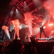 Simple Plan performe sur scène au FestiVoix.