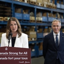 La première ministre de l'Alberta, Danielle Smith, et le premier ministre, Mark Carney, lors de l'annonce du nouveau pipeline vers la Colombie-Britannique.