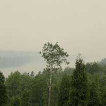Un épais voile de fumée recouvre la rivière Saguenay