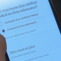 Pouce et téléphone, choix d'options en ligne sur le besoin d'avoir un certificat médical.