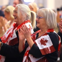 Deux femmes applaudissent.