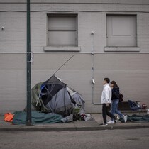 Des tentes sur le trottoir dans le quartier Downtown Eastside de Vancouver. 