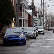 Des voitures sont stationnées sur la rue Saint-Philippe à Trois-Rivières.