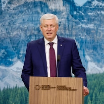 Harper au lutrin.