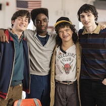 Quatre jeunes hommes posent.