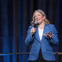 La première ministre Susan Holt prononçant le discours sur l'état de la province le jeudi 29 janvier 2026. 