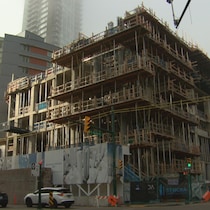 Un bâtiment en construction au centre-ville de Vancouver.