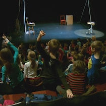 Des enfants assistent à une pièce de théâtre jeunesse. (Photo d'archives)