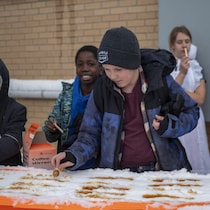 Des jeunes se prennent de la tire d'érable.