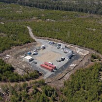 Quelques constructions et véhicules en pleine zone non habitée.