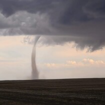 Une possible tornade dans un champ.