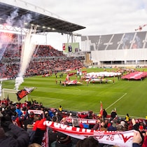 Un feu d’artifice marque l’avant-match opposant le Toronto FC aux Red Bulls de New York, pour leur premier match à domicile de la saison de MLS au stade BMO de Toronto, le samedi 14 mars 2026. En arrière-plan, la construction d’une nouvelle tribune est prévue pour accueillir des matchs de la Coupe du monde de la FIFA 2026. 