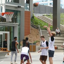 Des joueurs de basketball amateurs jouent à True North Square à Winnipeg, le 22 août 2025.