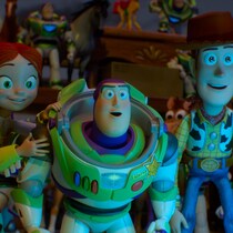 Jessie, Buzz Lightyear et Woody regarde un écran dans une scène du film.