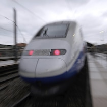 Un TGV entre en gare.