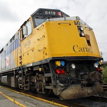 Un train de VIA Rail en gare.