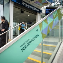 Des éléments de signalétique et des plans d'accès au Fan Festival de la FIFA sont visibles dans une station de Skytrain et de bus à l'approche de la Coupe du monde de la FIFA 2026 à Vancouver, en Colombie-Britannique, le mercredi 6 mai 2026.