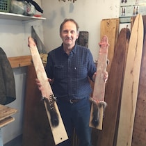 Un trappeur avec des fourrures de martre.