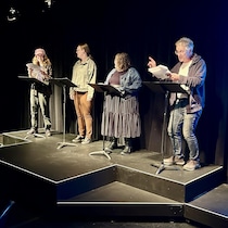Des membres de la Troupe du Jour sur scène.
