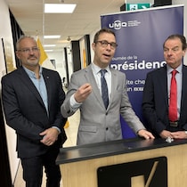 Le président de l’UMQ, Guillaume Tremblay, entouré de Sébastien D’Astous et de Serge Allard, maires d’Amos et de Val-d’Or.
