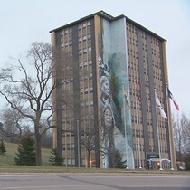 L'enseigne de l'Université de Moncton à proximité d'une résidence pour étudiants.