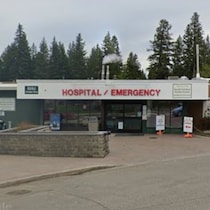 La façade du service des urgences de 100 Mile House.
