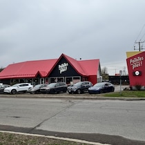 Le restaurant Patates Plus vu de la rue.